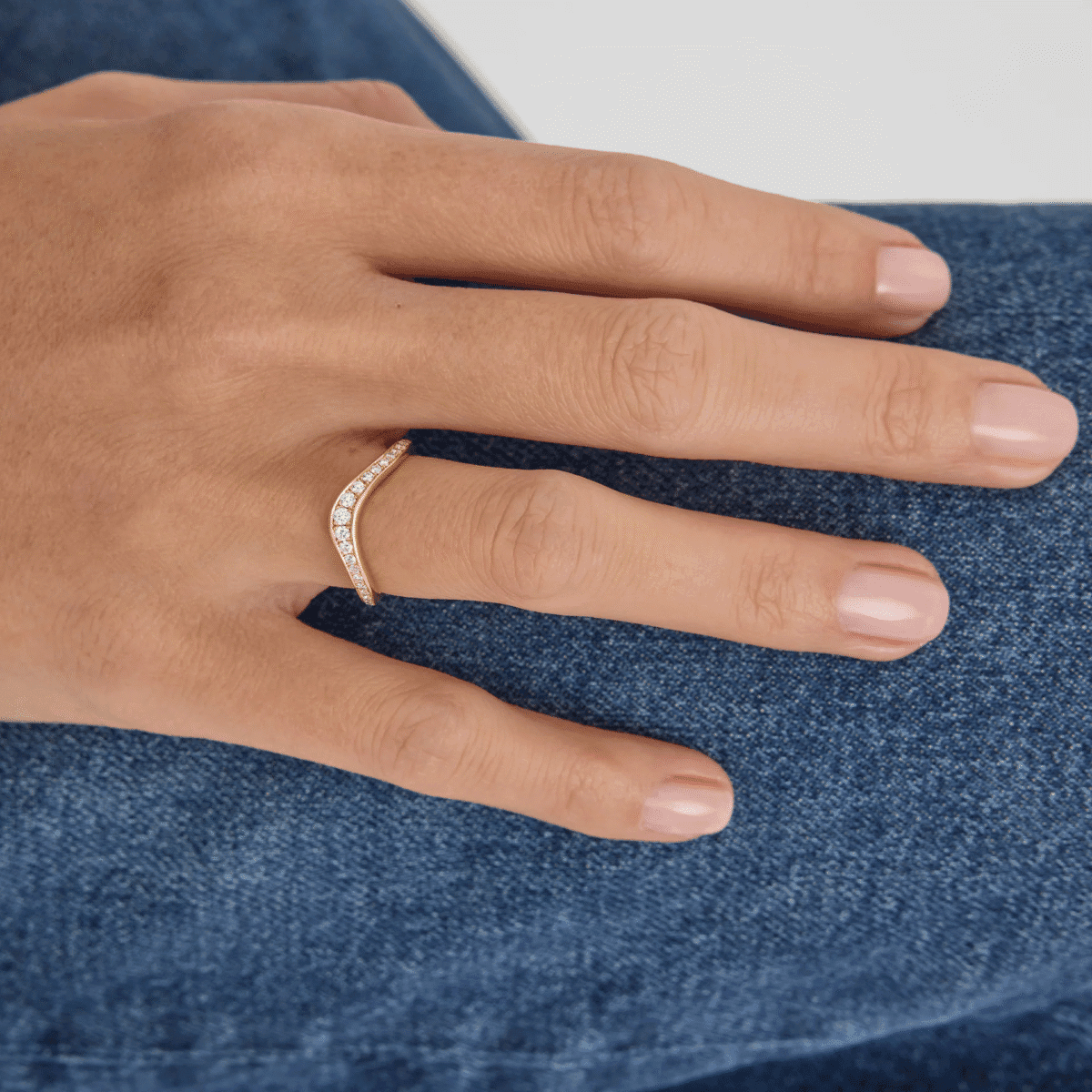 v curve lab grown diamond band ring in 18k gold (4)