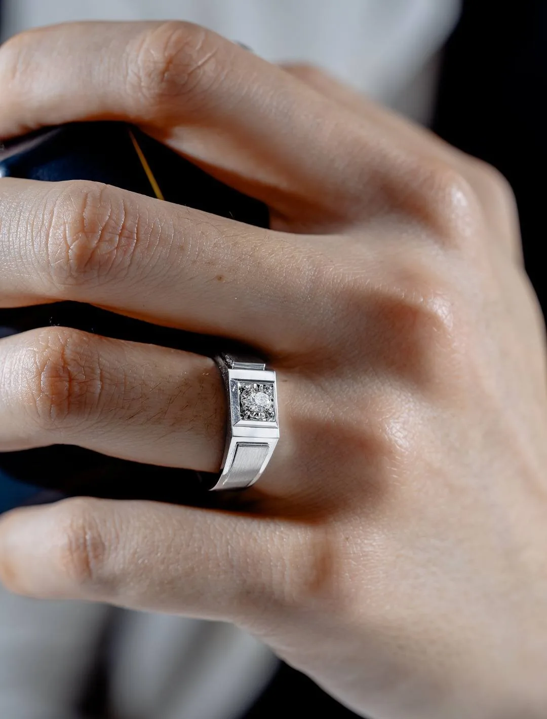 architectural platinum men’s ring with lab grown diamond (5)